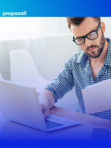 Homem usando o computador e analisando contratos